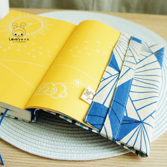 Lovely日本棉麻【三角線條雙面布書衣、米底藍】25K日誌、A5手帳 第2張的照片