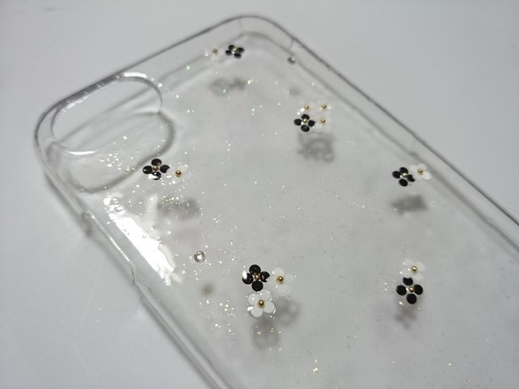 スノードーム風/シックなモノクロ花のiphoneケース(iphone7) 2枚目の画像