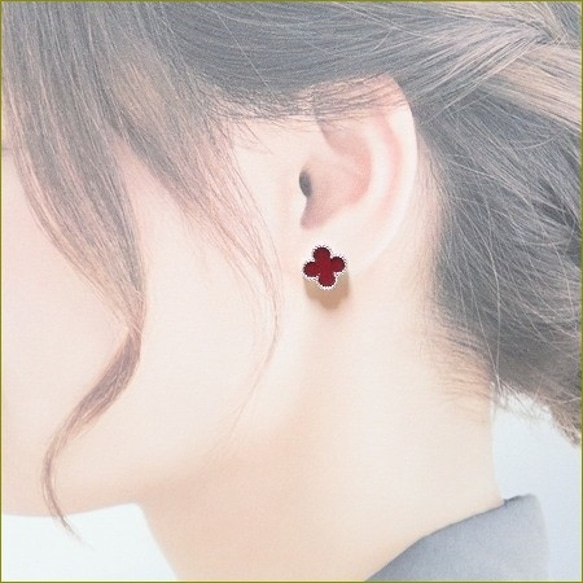 Carnelian red のクローバーイヤリング（シルバー）（11ｍｍ） 4枚目の画像