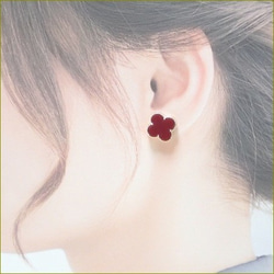 Carnelian red のクローバーピアス（ゴールド）（15ｍｍ）／アレルギー対応 4枚目の画像