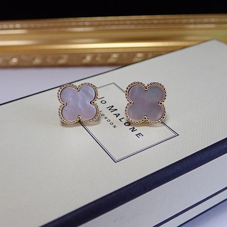 試着のみ美品ピアス クローバー型 イエローゴールド18K 白蝶貝