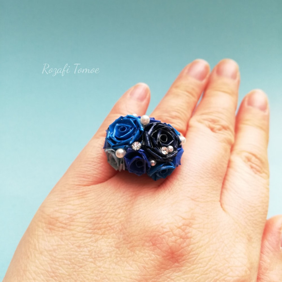 クールな「青色のツインローズの指輪」（サイズフリー）【ロザフィ】 1枚目の画像