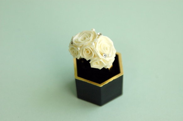 【受注生産】ロザフィの可憐な白いツインローズの指輪（サイズフリー） 1枚目の画像