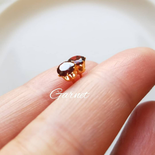 モザンビーク産ガーネットAAA 爪付スタッドピアス宝石質 ▽両耳