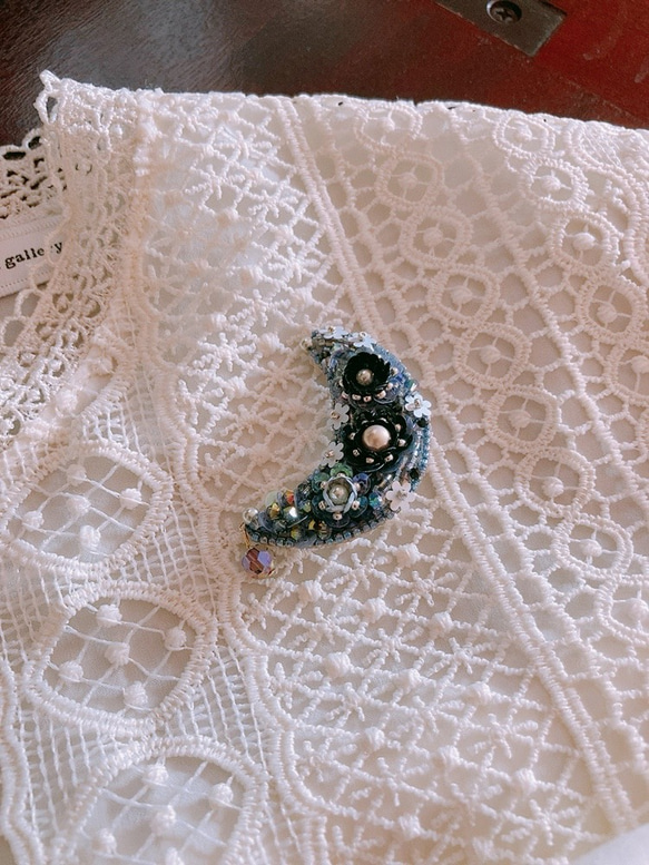 オートクチュール刺繍〜三日月ブローチ・ブルーグレー 4枚目の画像