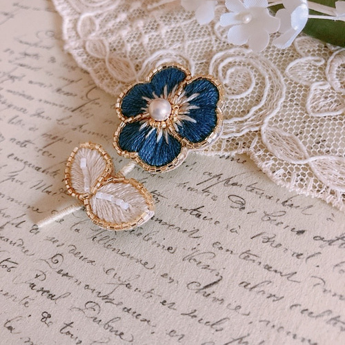 オートクチュール刺繍〜ビオラのブローチ・デニムブルー ブローチ