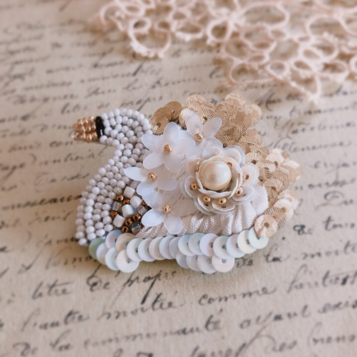 オートクチュール刺繍〜スワンの花束ブローチ ブローチ Atelier