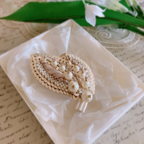 オートクチュール刺繍〜すずらんブローチ〜エクリュ ブローチ Atelier