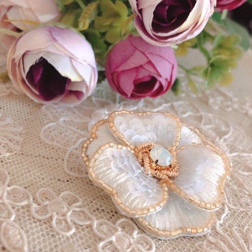 オートクチュール刺繍 キャンドルブローチ 蝶々ブローチ . . . #オート