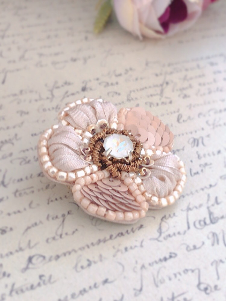 【ニュイ】オートクチュール刺繍　おばけ・ouiブローチ ニュイ】オートクチュール刺繍 おばけ・ouiブローチ オート