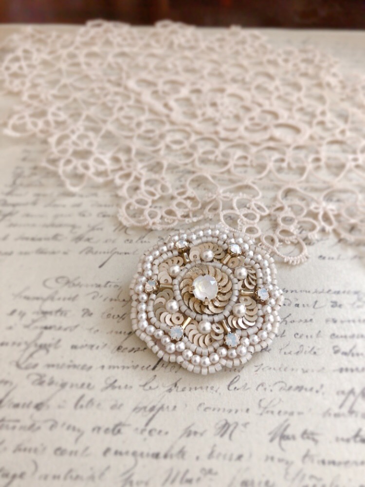 オートクチュール刺繍〜アンティーク ドイリーのお花ブローチ・アンティークオフホワイト・ご入学、ご卒業に！