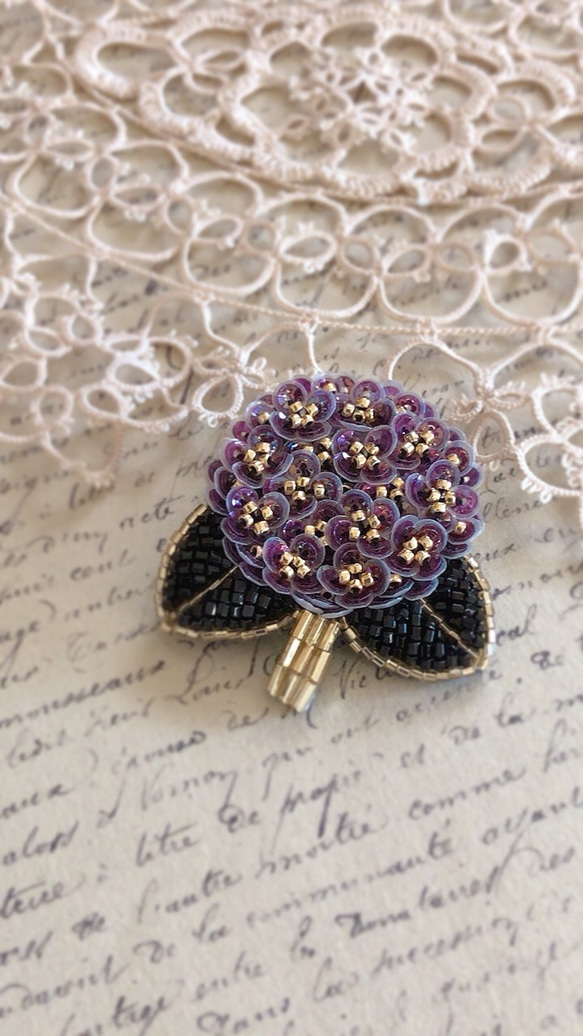 オートクチュール刺繍〜紫陽花ブローチ・パープル 1枚目の画像