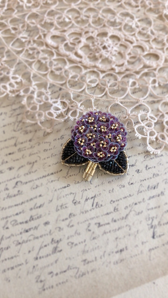 オートクチュール刺繍〜紫陽花ブローチ・パープル 2枚目の画像
