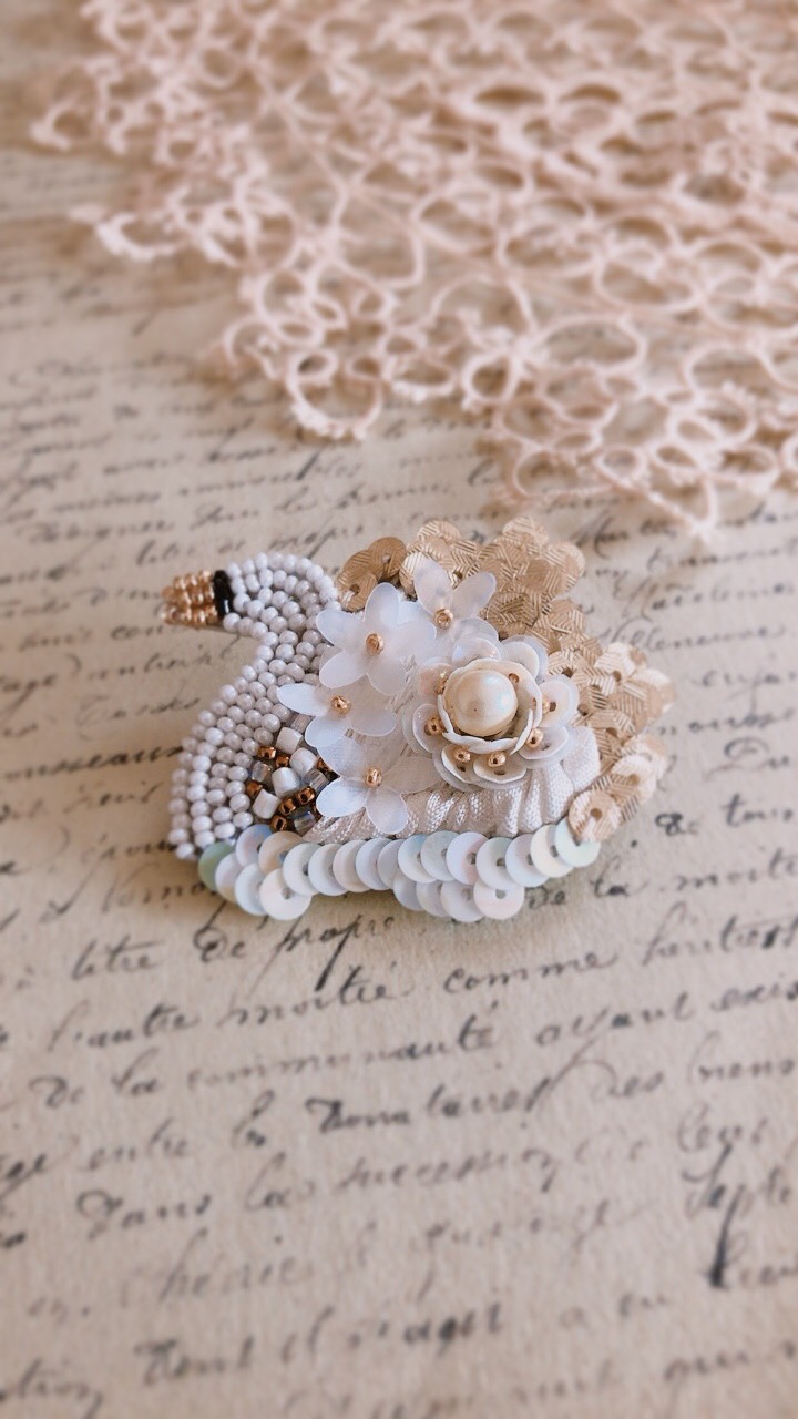 オートクチュールビーズ刺繍ブローチ 一重のバラの花(ホワイト