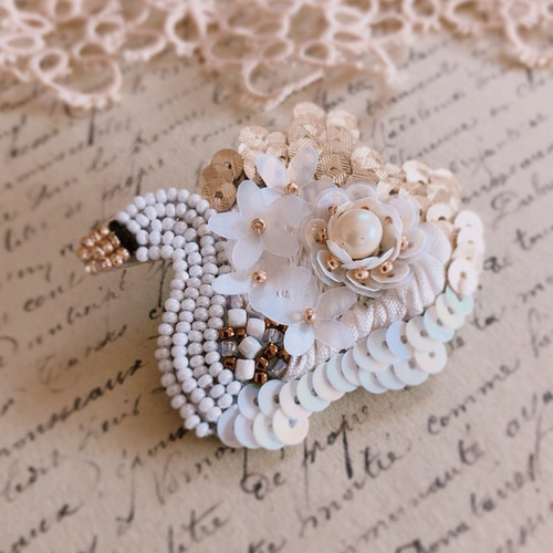 オートクチュール刺繍〜スワンの花束ブローチ ブローチ Atelier