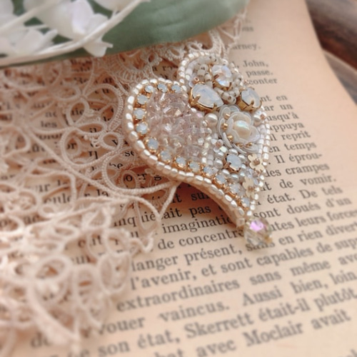 オートクチュール刺繍〜エクリュ色のハートブローチ ブローチ Atelier