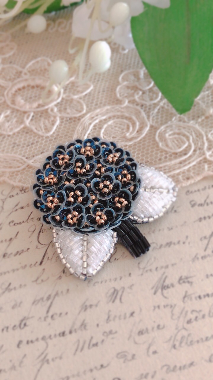 オートクチュール刺繍　キャンドルブローチ オートクチュール刺繍〜紫陽花ブローチ・ブルーブラック