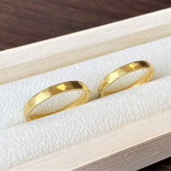 K18　鎚目ヘアライン仕上げの結婚指輪　[マリッジリング][ペアリング] 1枚目の画像