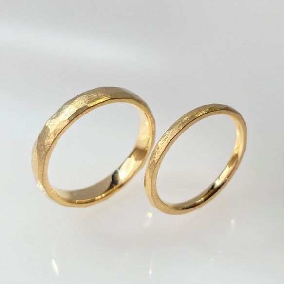 K18　幅４ｍｍ　幅２ｍｍ　ストーンテクスチャーマリッジリング　　[結婚指輪][ペアリング] 1枚目の画像