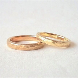 ころんとした雰囲気のストーンテクスチャーマリッジリング　K18[結婚指輪][ペアリング] 3枚目の画像