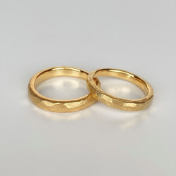 ころんとした雰囲気のストーンテクスチャーマリッジリング　K18[結婚指輪][ペアリング] 1枚目の画像