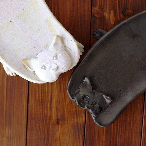 陶器製　猫足付皿（白・黒） 2枚目の画像