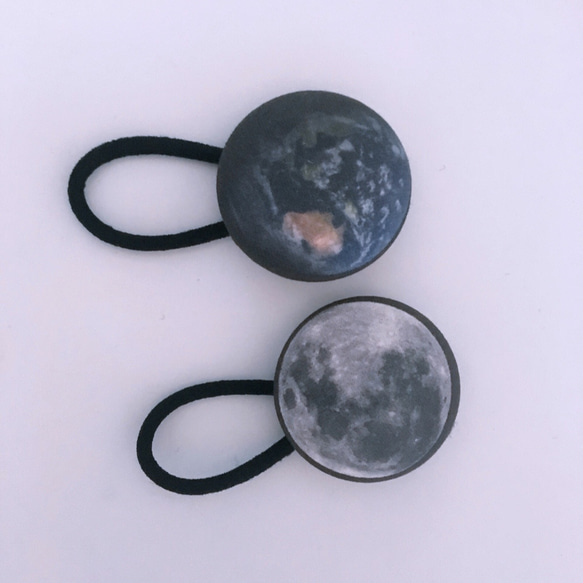 ヘアアクセ 地球と月 くるみボタン 1枚目の画像
