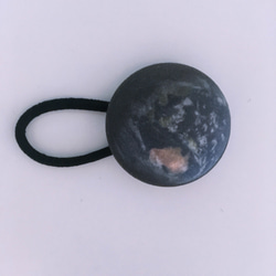 ヘアアクセ 地球と月 くるみボタン 2枚目の画像