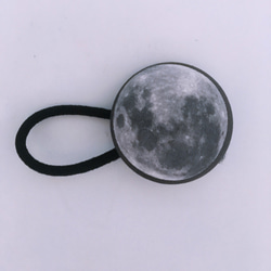 ヘアアクセ 地球と月 くるみボタン 3枚目の画像
