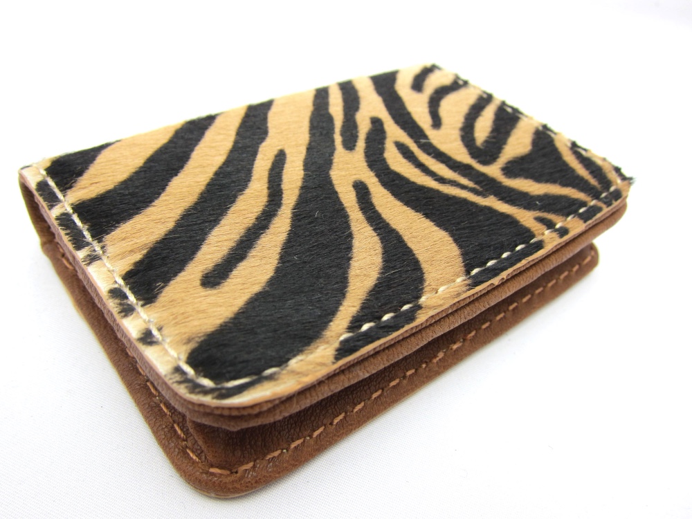 とても滑らかなイタリア製ハラコ　たっぷり入る名刺入れ　ゼブラ柄プリント