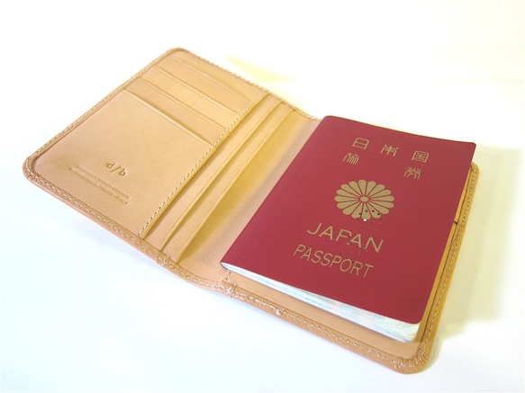 【名入れ】ぴったりサイズのパスポートケース　イタリアンスムースレザー　ナチュラル 3枚目の画像