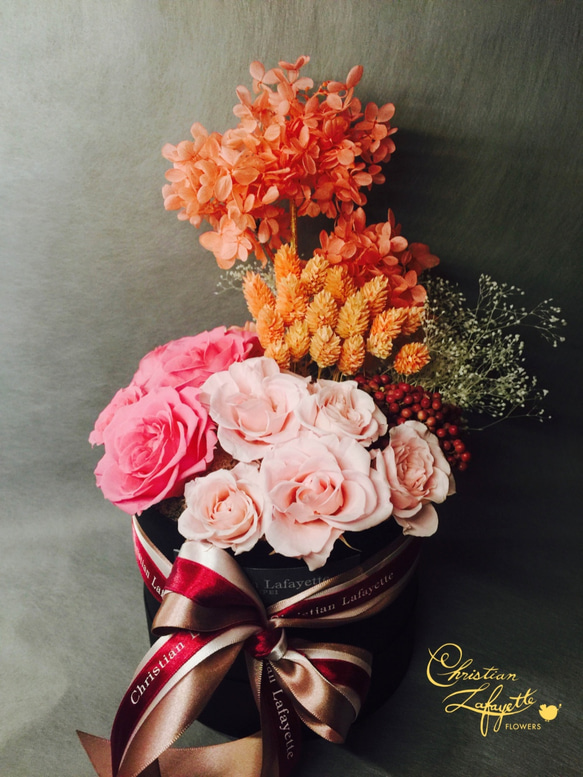 【CLF花藝】紅粉俏佳人 紅粉色系手做不凋花與乾燥花盒花設計 第1張的照片