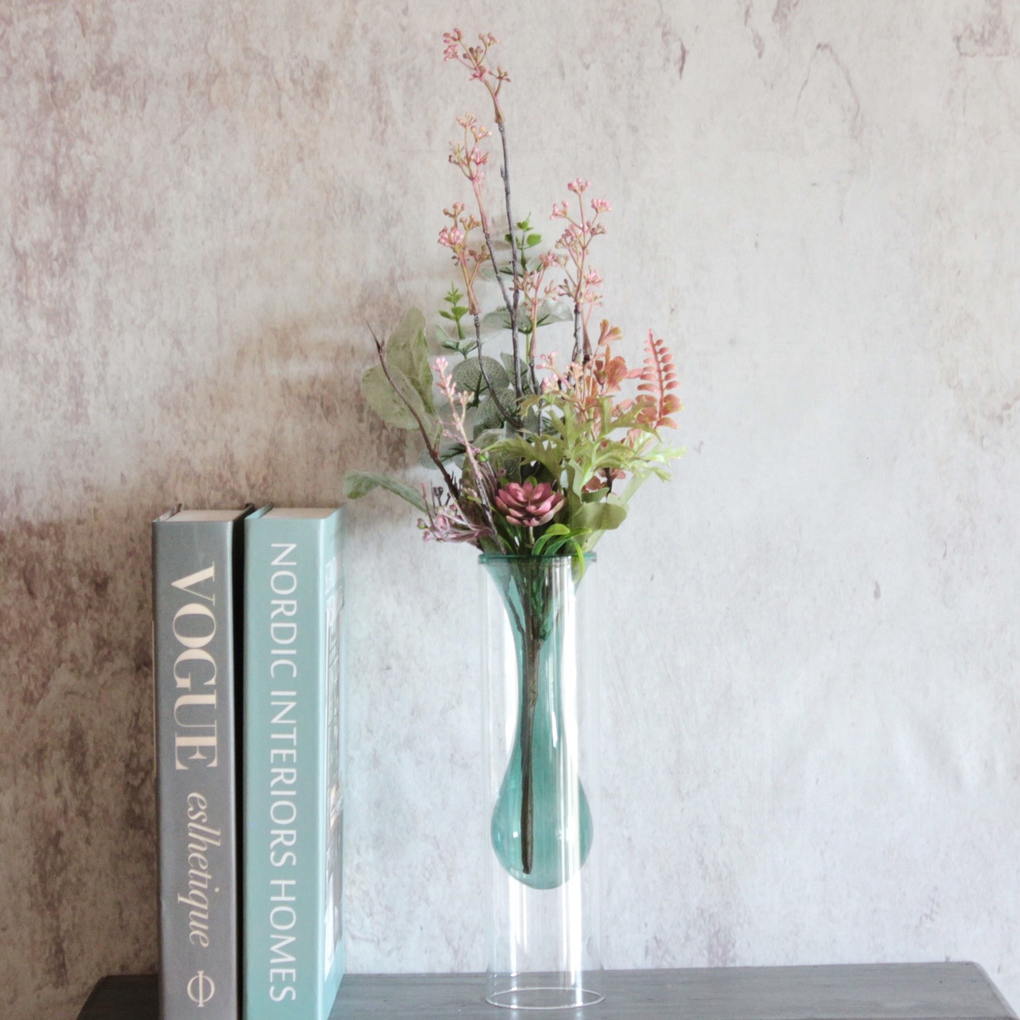 【造花付き】フェイクグリーンの花束をクリアガラスの花瓶に生け