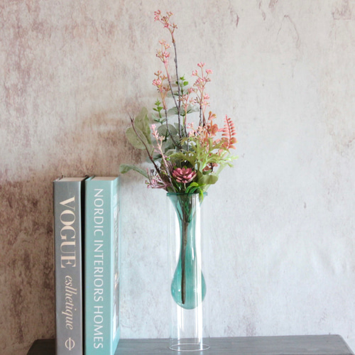 造花付き】フェイクグリーンの花束をクリアガラスの花瓶に生けた