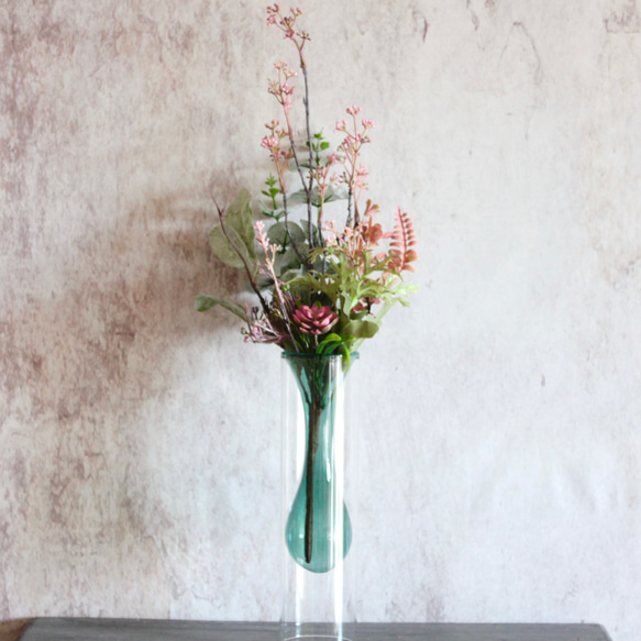 【造花付き】フェイクグリーンの花束をクリアガラスの花瓶に生けた投げ入れ 2枚目の画像
