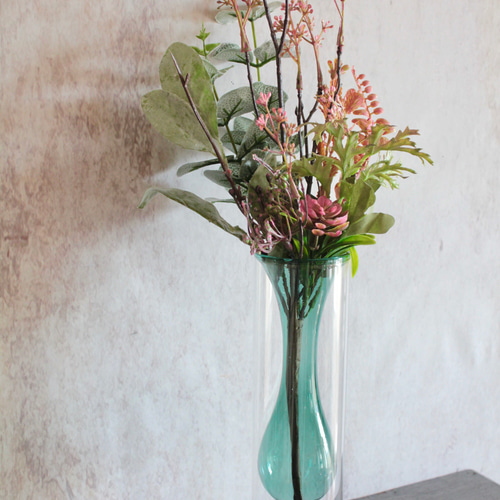 造花付き】フェイクグリーンの花束をクリアガラスの花瓶に生けた