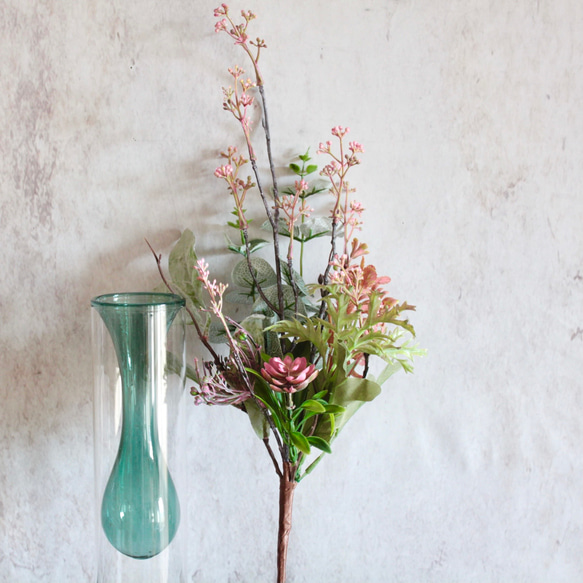 【造花付き】フェイクグリーンの花束をクリアガラスの花瓶に生けた投げ入れ 7枚目の画像