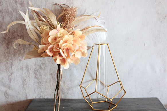 特集掲載！幾何学的ゴールドワイヤー花瓶とアンティークアジサイ造花ブーケのアレンジ 4枚目の画像