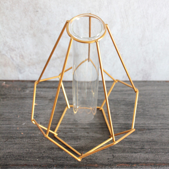 特集掲載！幾何学的ゴールドワイヤー花瓶とアンティークアジサイ造花ブーケのアレンジ 7枚目の画像