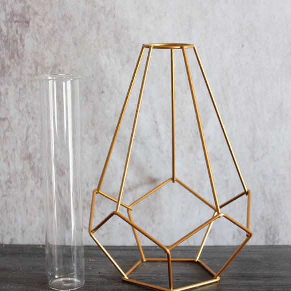 スワッグにもなる2way幾何学的ゴールドワイヤー花瓶とアンティークアジサイ造花ブーケのアレンジ 14枚目の画像