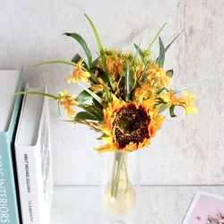 【ビタミンカラー】造花ヒマワリの花束をクリアガラスの花瓶に生けた投げ入れ 10枚目の画像