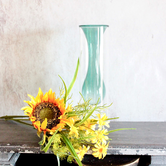【ビタミンカラー】造花ヒマワリの花束をクリアガラスの花瓶に生けた投げ入れ 6枚目の画像