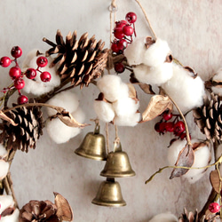 特集掲載！鈴が鳴る松ぼっくりとコットンとベリーのシンプルなクリスマスリース 4枚目の画像