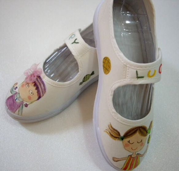 可愛手工彩繪童鞋 可客製 二童嬉戲系列 第3張的照片