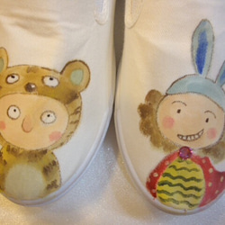 可愛手工彩繪童鞋 可客製 二童嬉戲系列 第2張的照片