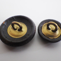 濃焦茶革・ヴィンテージボタン大小3個セット 2枚目の画像