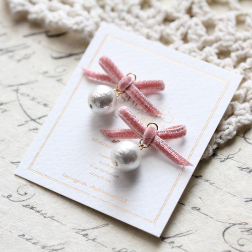 いちごミルク＊ベルベットリボンとコットンパールのゆらゆらアクセ  