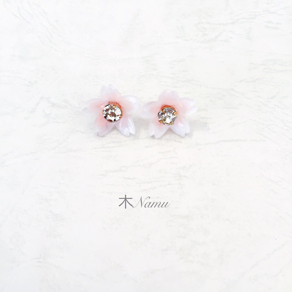 【送料無料】可愛い 桜花 クリスタル ピアス 1枚目の画像