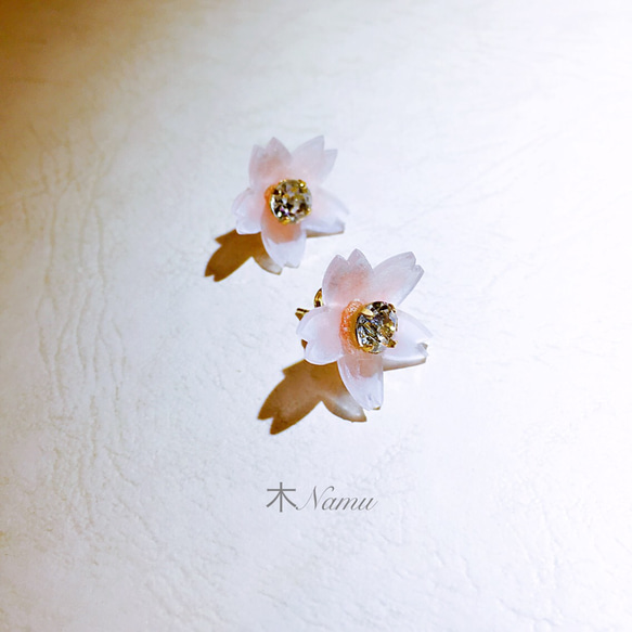 【送料無料】可愛い 桜花 クリスタル ピアス 2枚目の画像