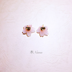 【送料無料】可愛い 桜花 クリスタル ピアス 3枚目の画像
